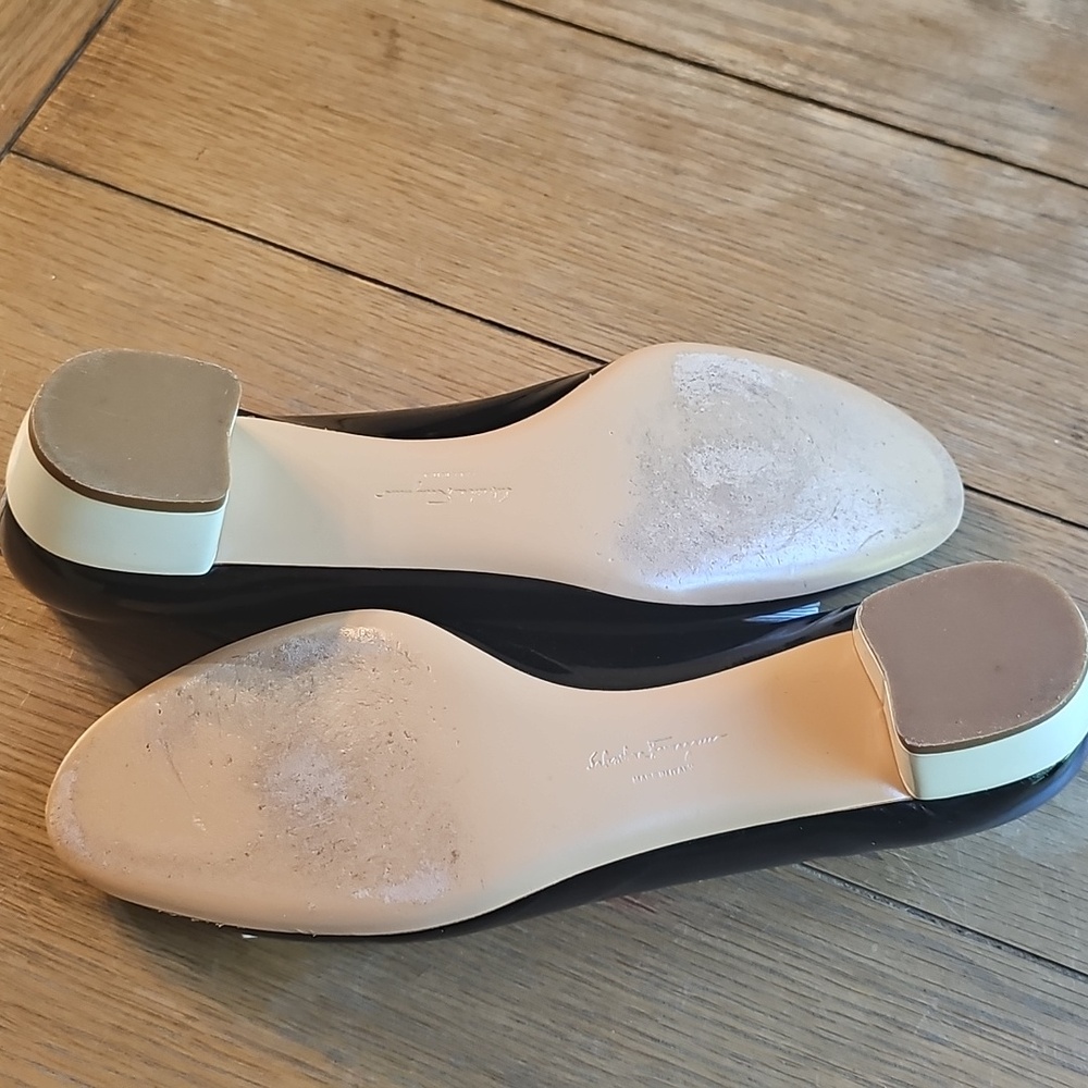 Salvatore Ferragamo Ebony & Ivory Trimmed Low Heeled Pumps Size 9.5, B width - Picture 13 of 13